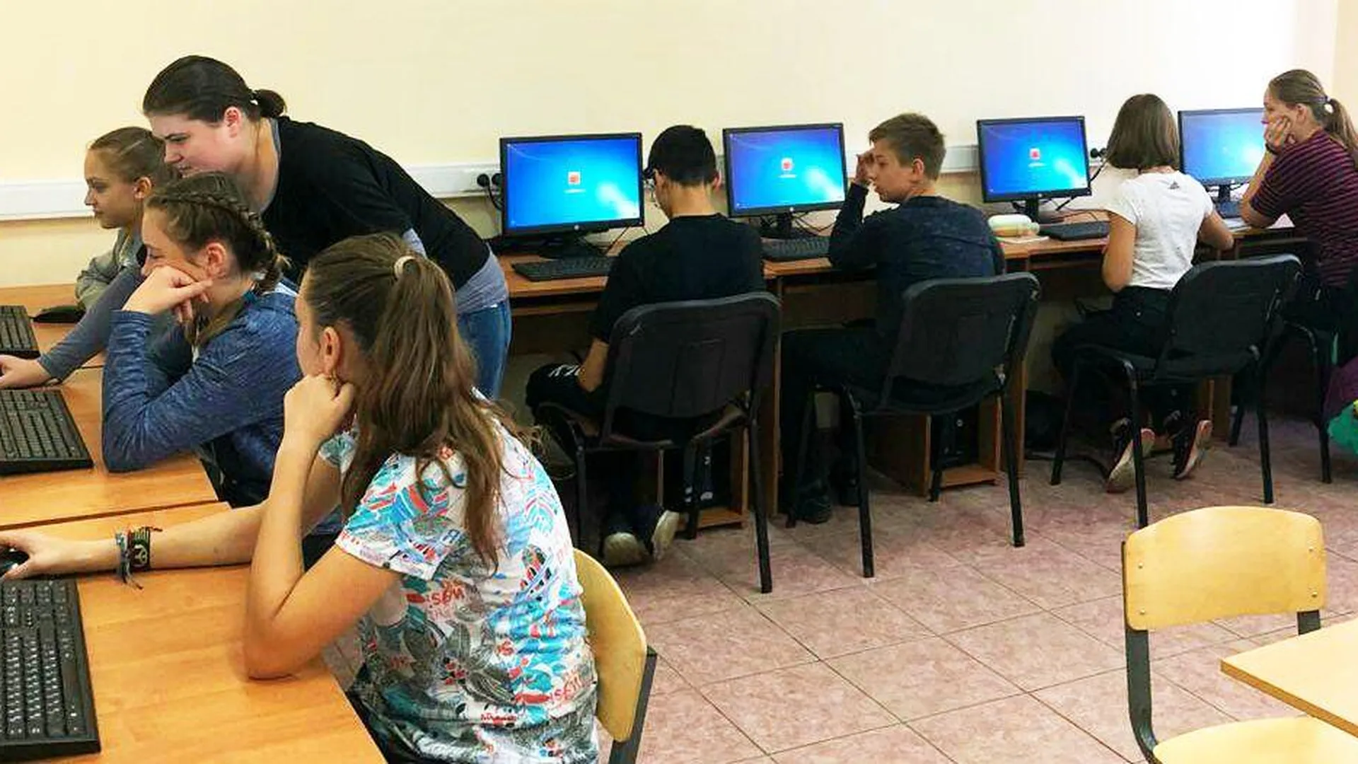 Обработка цифровой информации колледж. Оператор ЭВМ. Оператор электронно-вычислительных и вычислительных машин. Профессия оператор ЭВМ. Оператор ЭВМ И ВМ.
