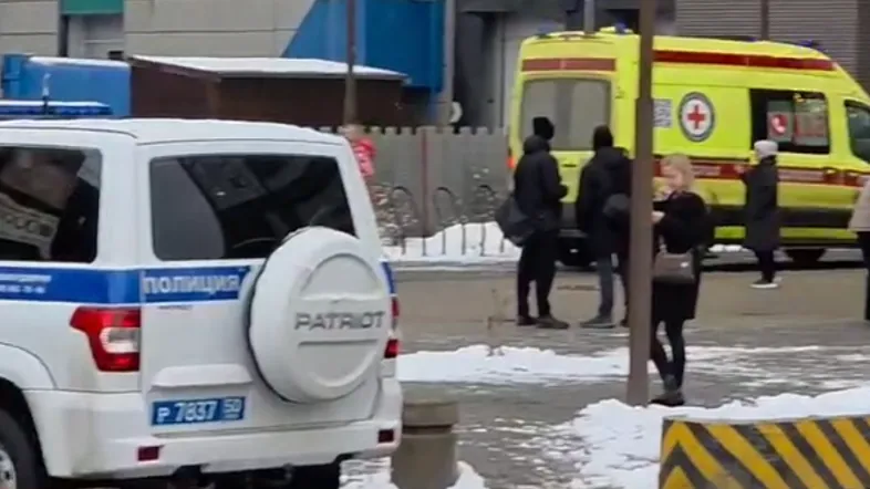 Полиция и машины скорой помощи прибыли к ТЦ «Красный кит» в Мытищах