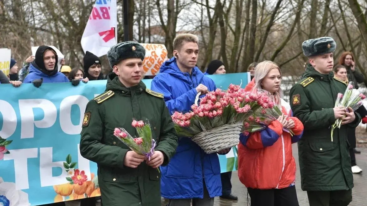 Молодогвардейцы Балашихи провели акцию в преддверии международного женского дня