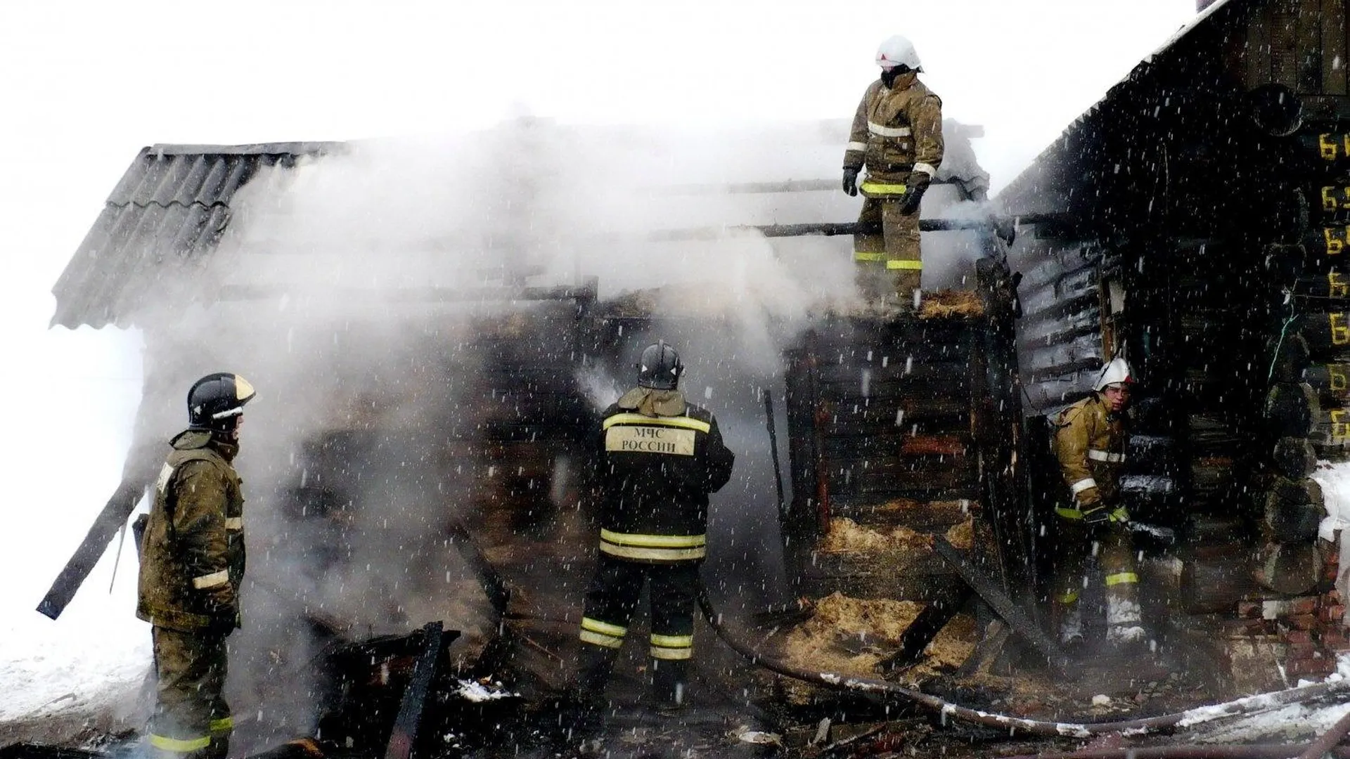 Хозпостройка сгорела в СНТ в Павловском Посаде