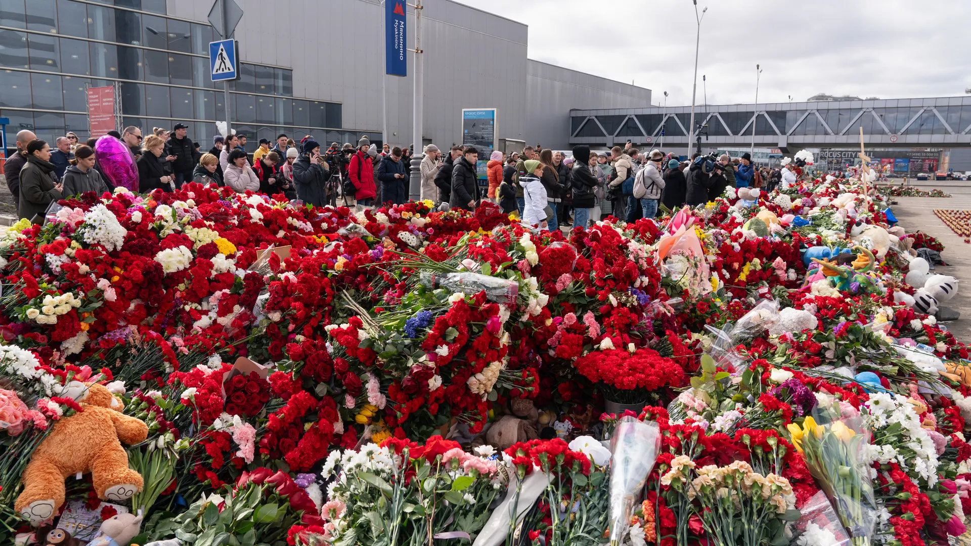 В «Крокусе» опровергли снос стихийного мемориала в память о жертвах теракта