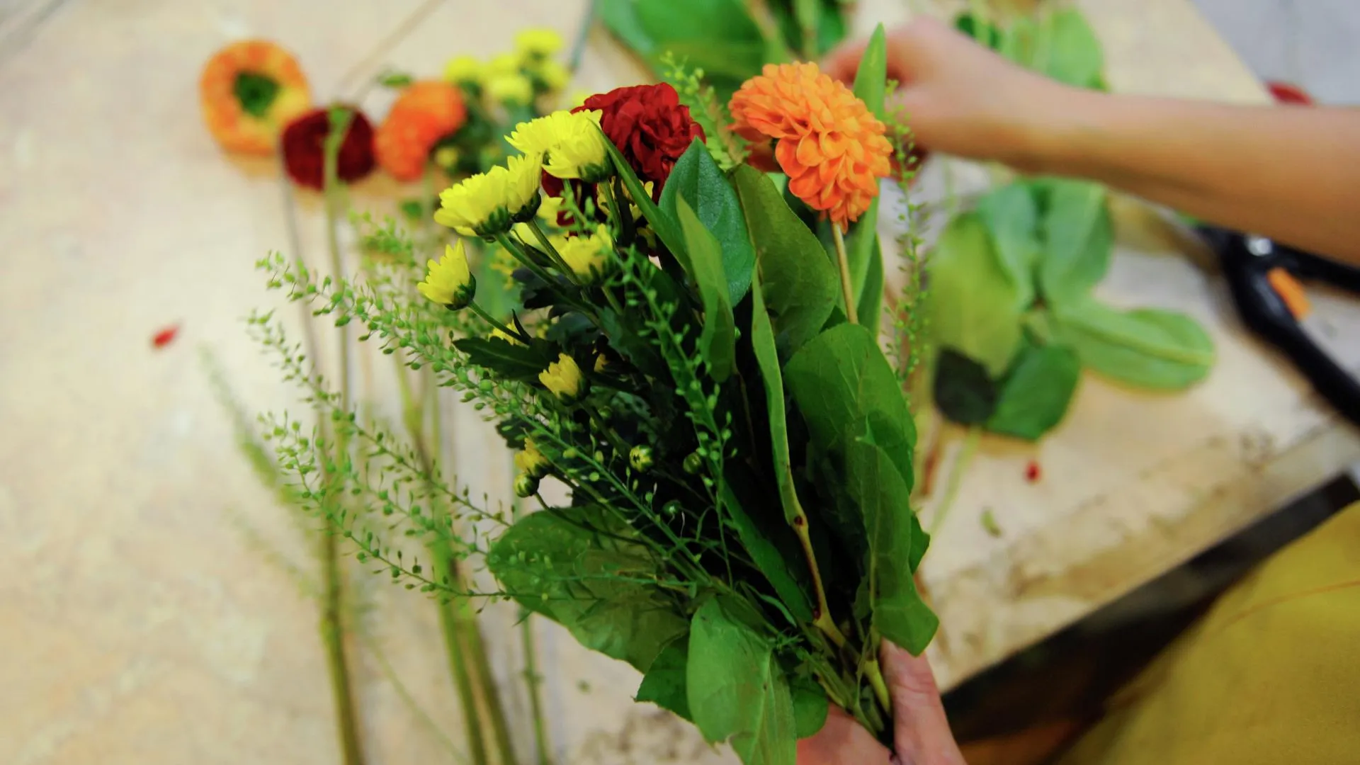 «Он подарил ужасный букет, и я стала флористом»: женщины о необычных подарках на 8 Марта