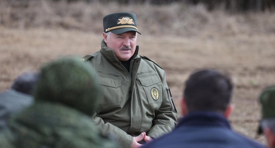 Лукашенко: я обнимался с ядерной боеголовкой стратегического назначения