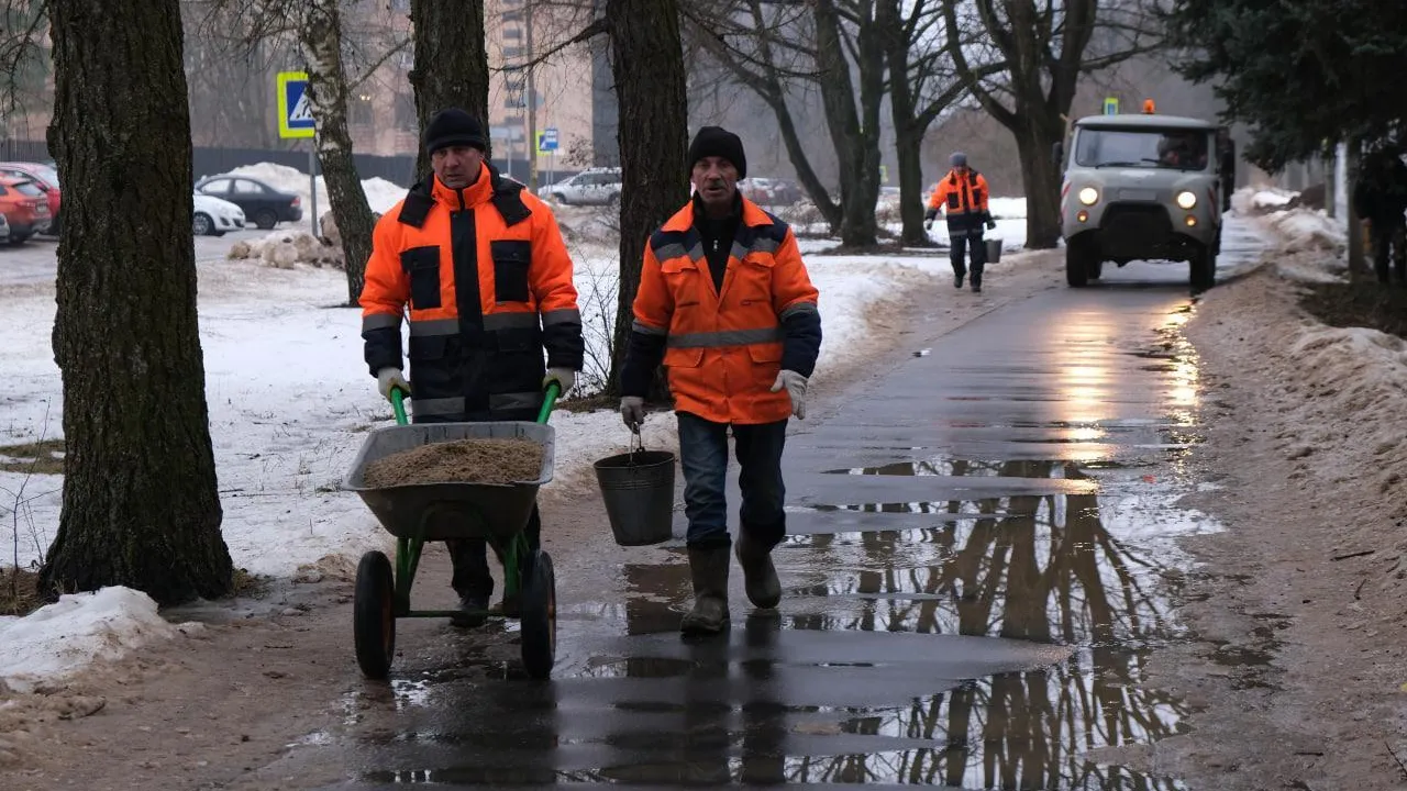 «Желтый» уровень опасности погоды продлили в Московском регионе из‑за гололедицы