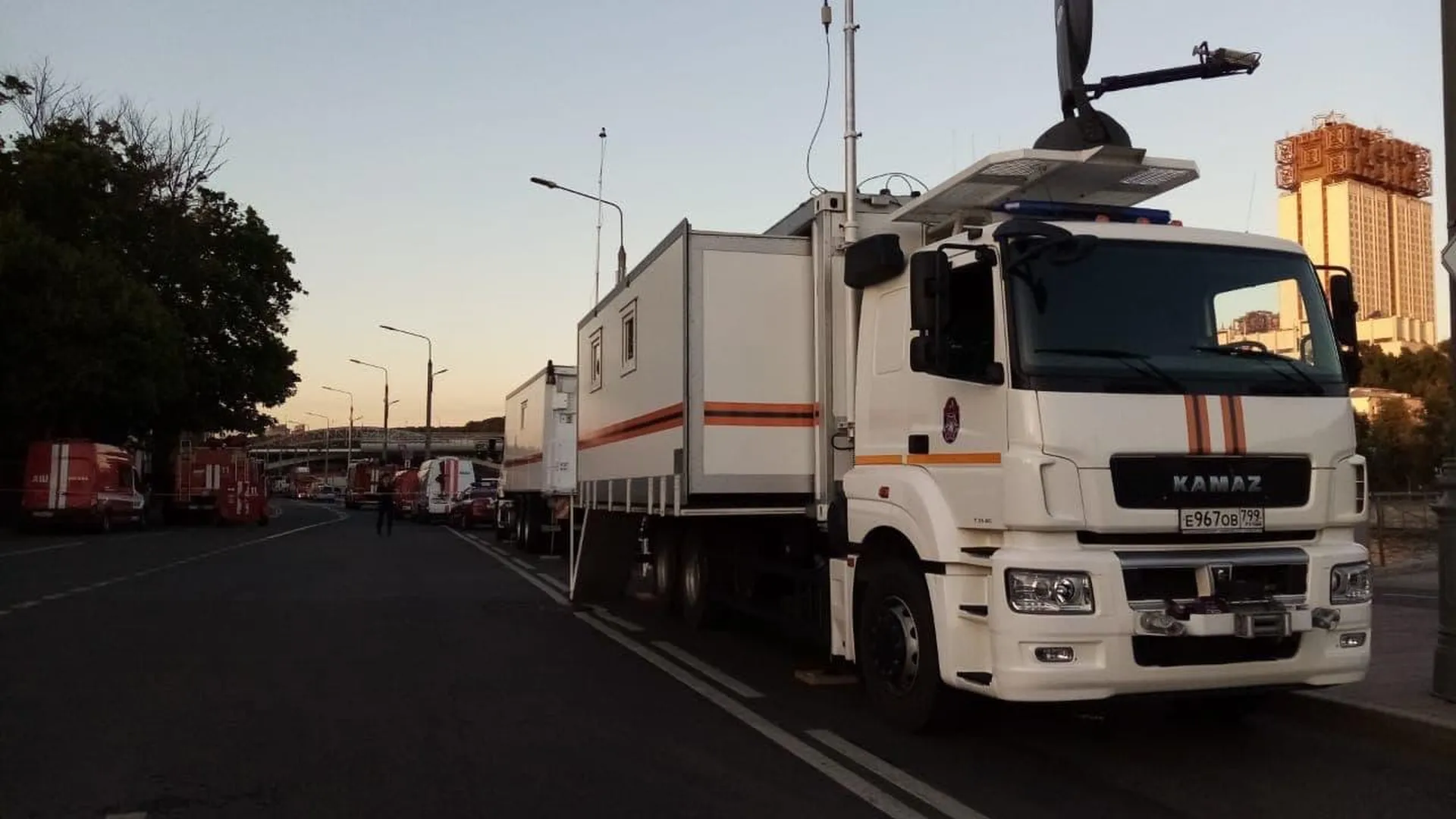 Площадь пожара на складе пиротехники в центре Москвы выросла до 500 кв м |  РИАМО