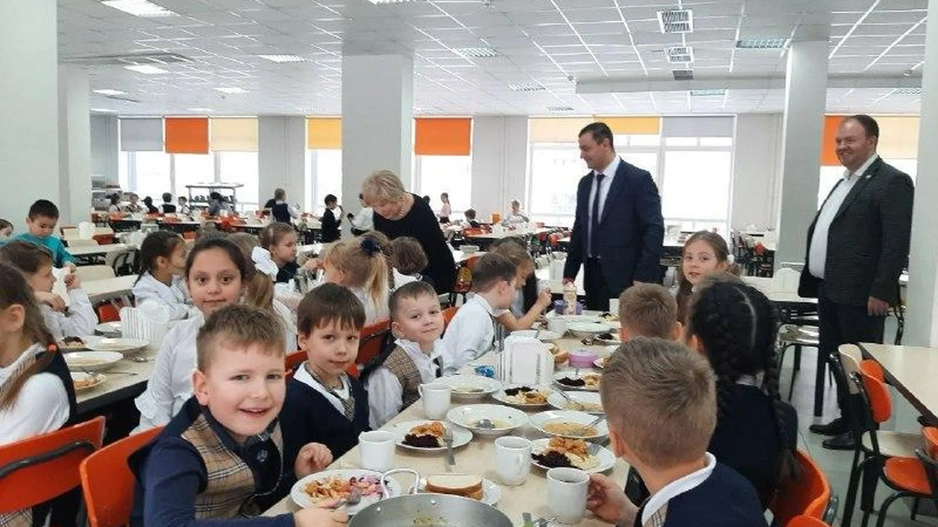Депутат Мособлдумы проверила качество питания в лицее Люберец