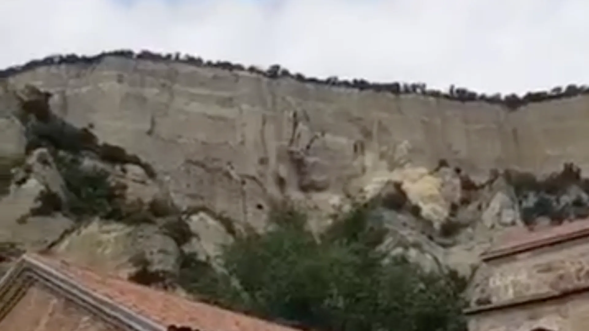 Обрушение огромной скалы на монастырь в Грузии попало на видео