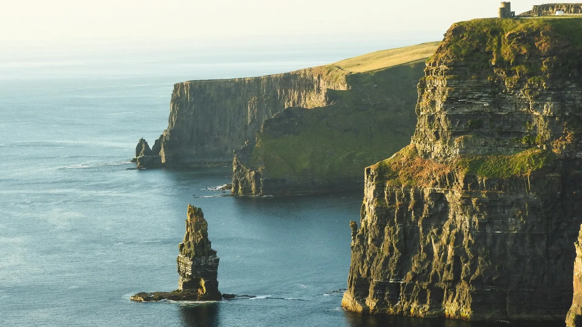 Туристка упала со скалы высотой 214 метров в ирландском графстве Клэр