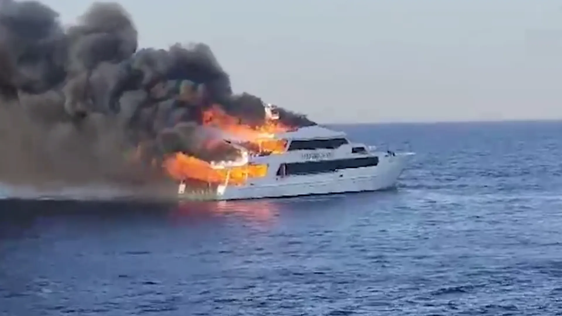 Mash: яхта с туристами загорелась в Египте