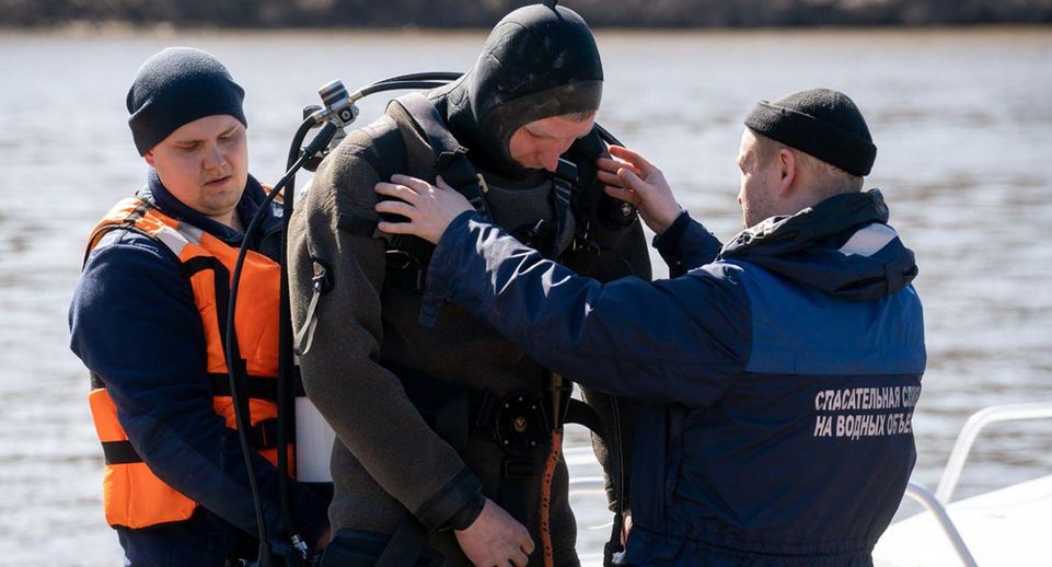 Московские спасатели обследуют водоемы перед купальным сезоном