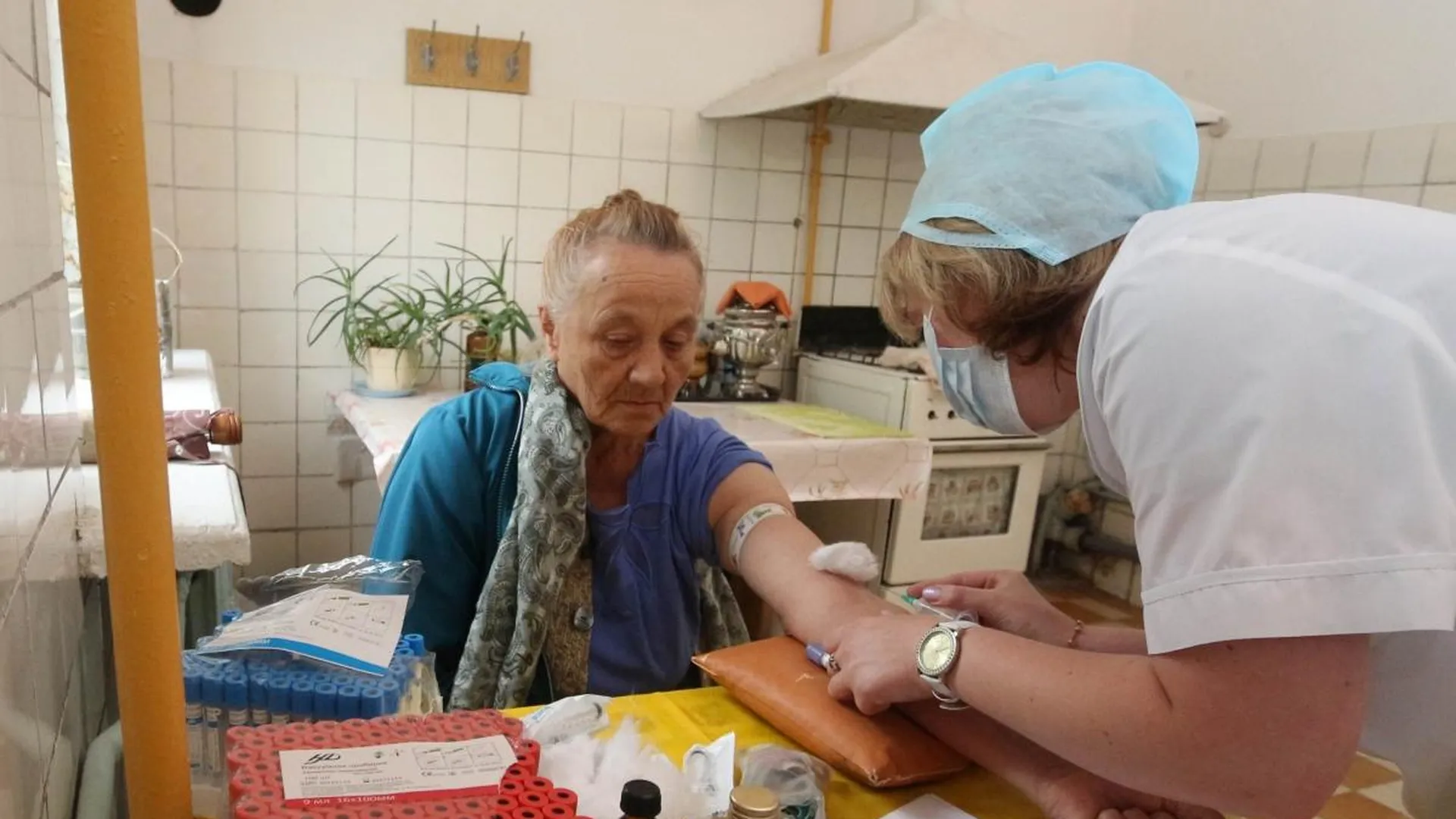 Пенсионерам в РФ стали чаще продавать псевдомедицинские приборы