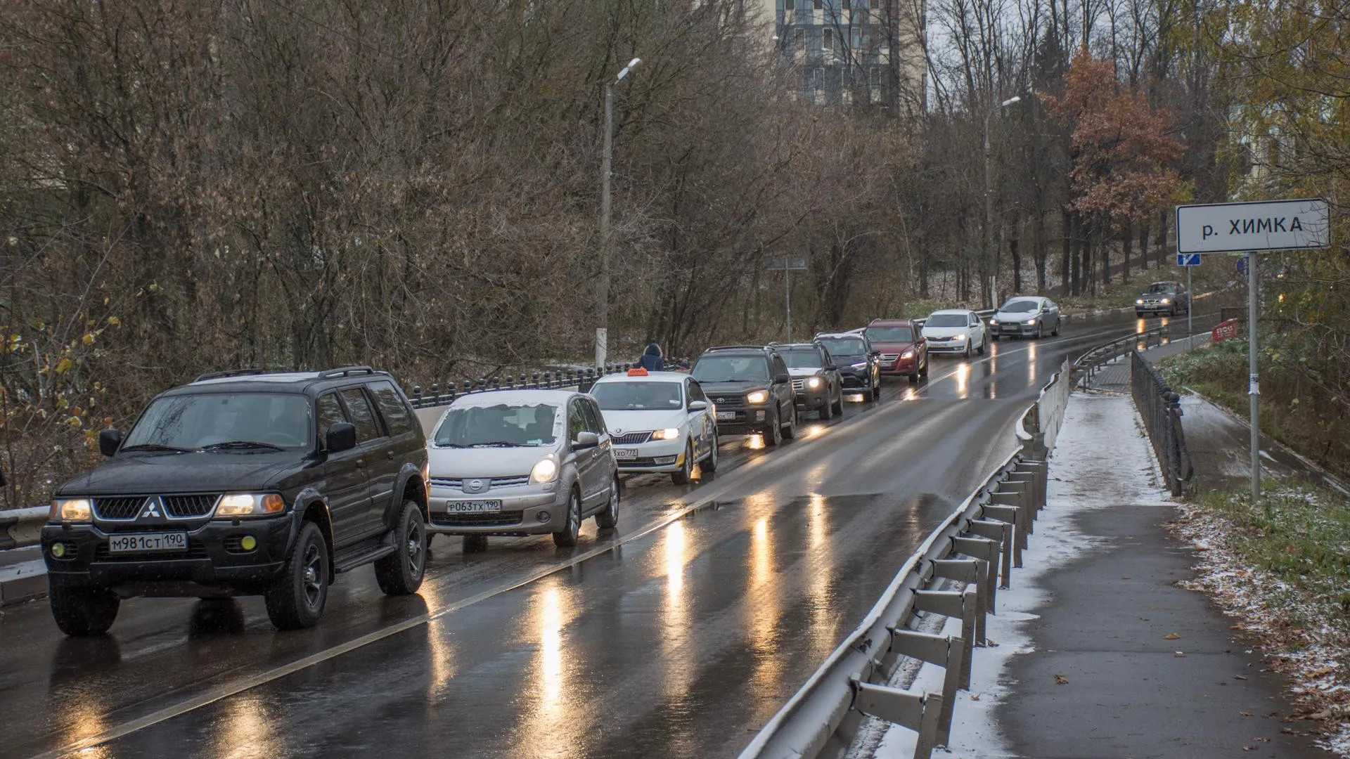 Водителей просят быть внимательными на дорогах Москвы из‑за гололедицы |  РИАМО