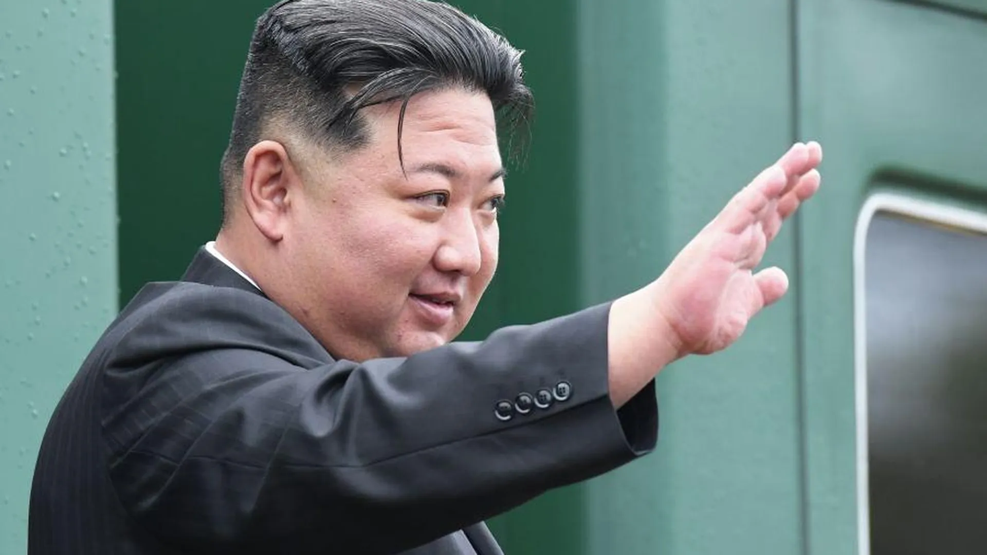 Ким Чен Ын лично проехался на новейшем танке КНДР