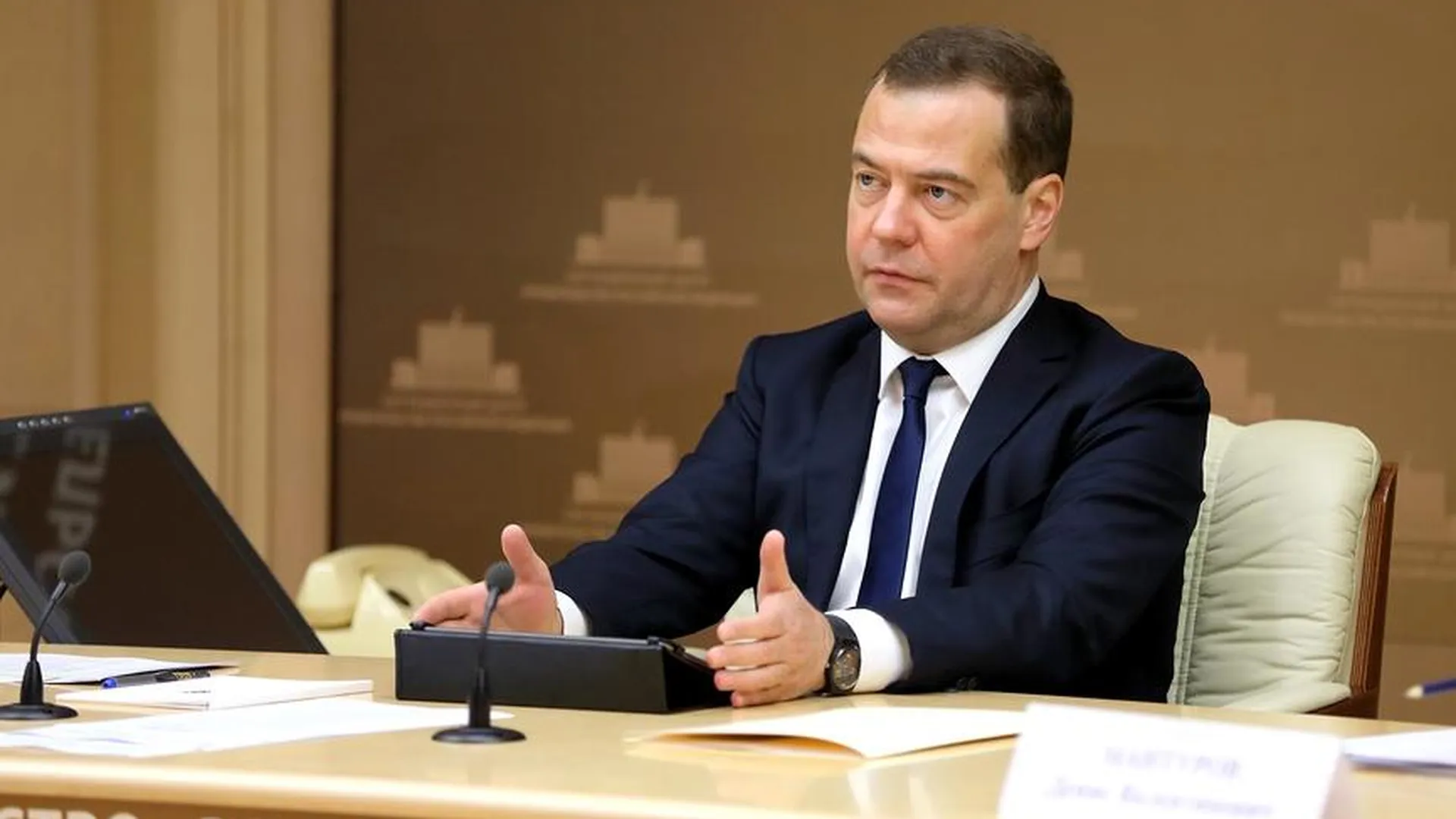 Медведев: в РФ выпускают грозное вооружение, перед которым трепещут враги