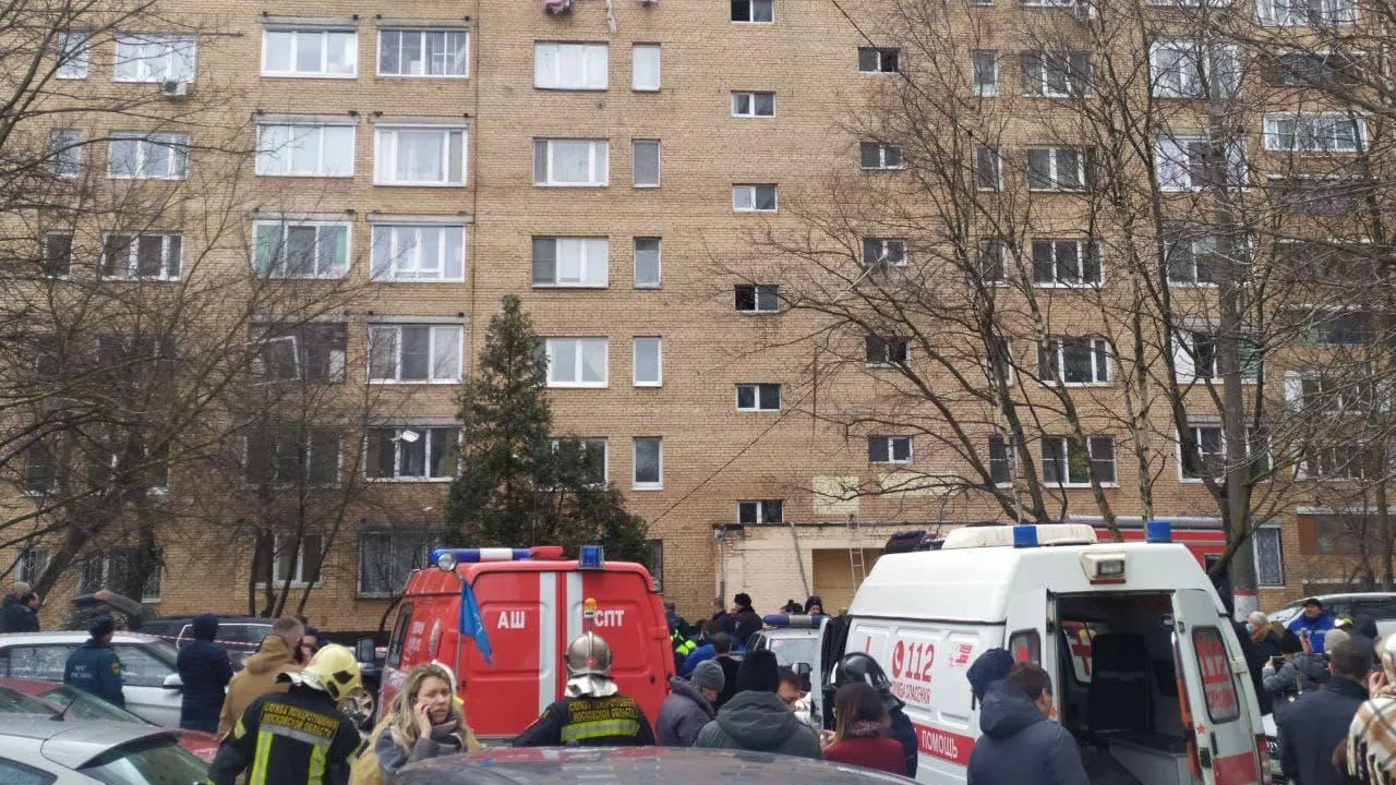 Скорая и МЧС дежурят у дома в Химках, где произошел взрыв