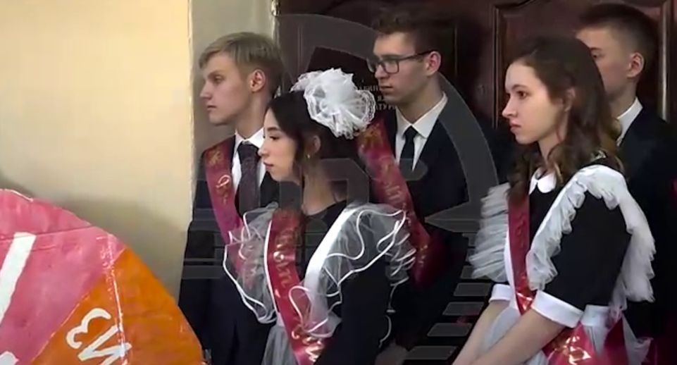 SHOT: в Подольске боец СВО сделал трогательный сюрприз дочери-выпускнице