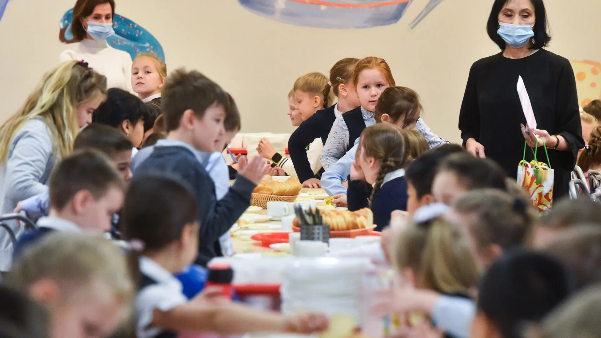 В Кировской области школьники массово отравились после обеда в столовой