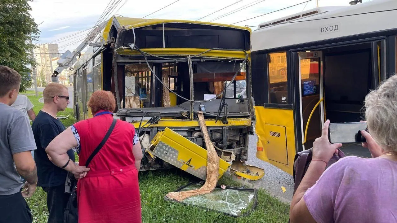 Уснул за рулем: водитель рейсового автобуса в Ижевске устроил ДТП с 6 пострадавшими