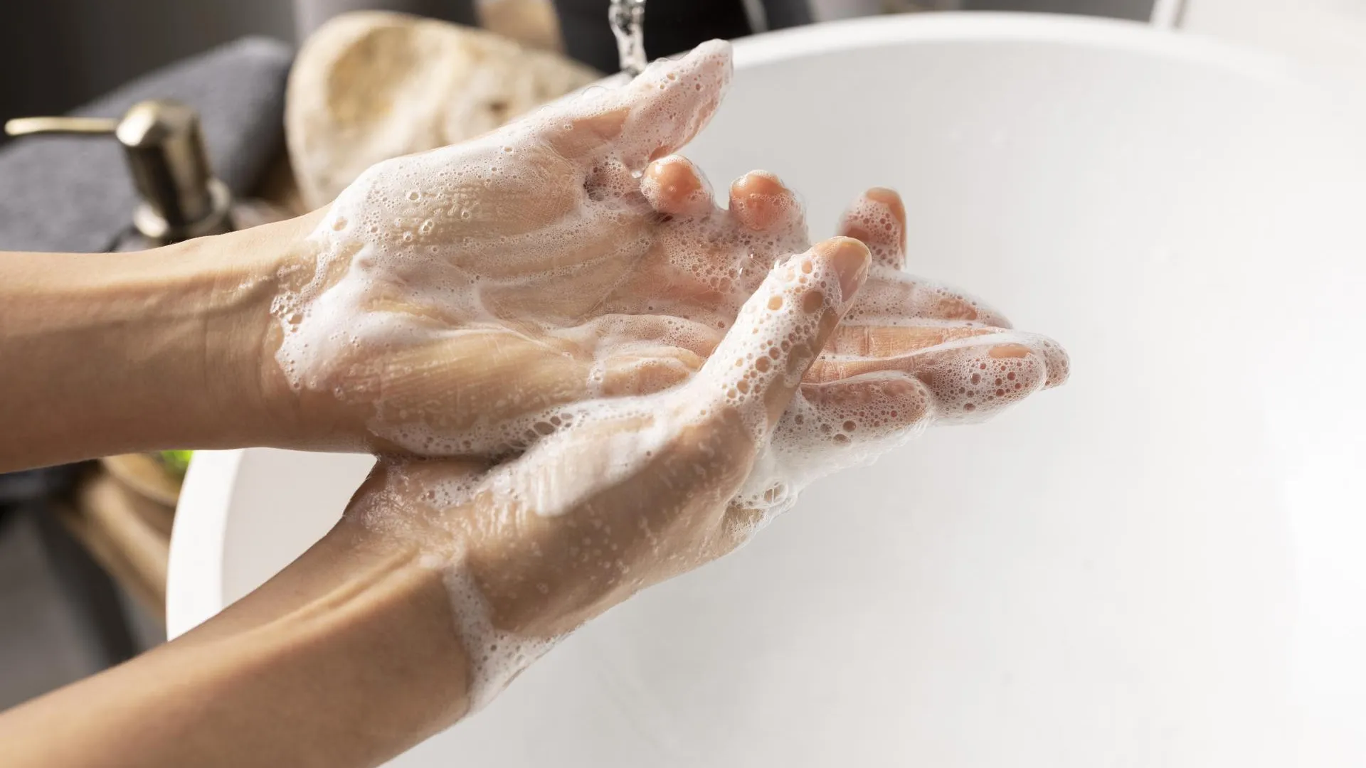 Инфекционист Неронов: мыть руки нужно не менее 30-40 секунд