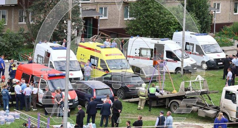 В Нижнем Тагиле спасатели достали из-под завалов рухнувшей пятиэтажки школьницу