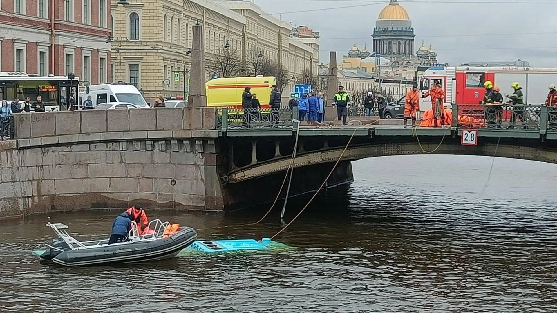Автобус упал в Мойку после ДТП на Поцелуевом мосту в Санкт-Петербурге