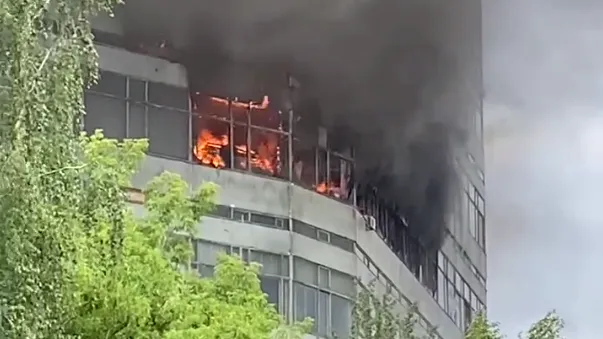 SHOT: в горящем здании НИИ «Платан» во Фрязине заблокированы люди