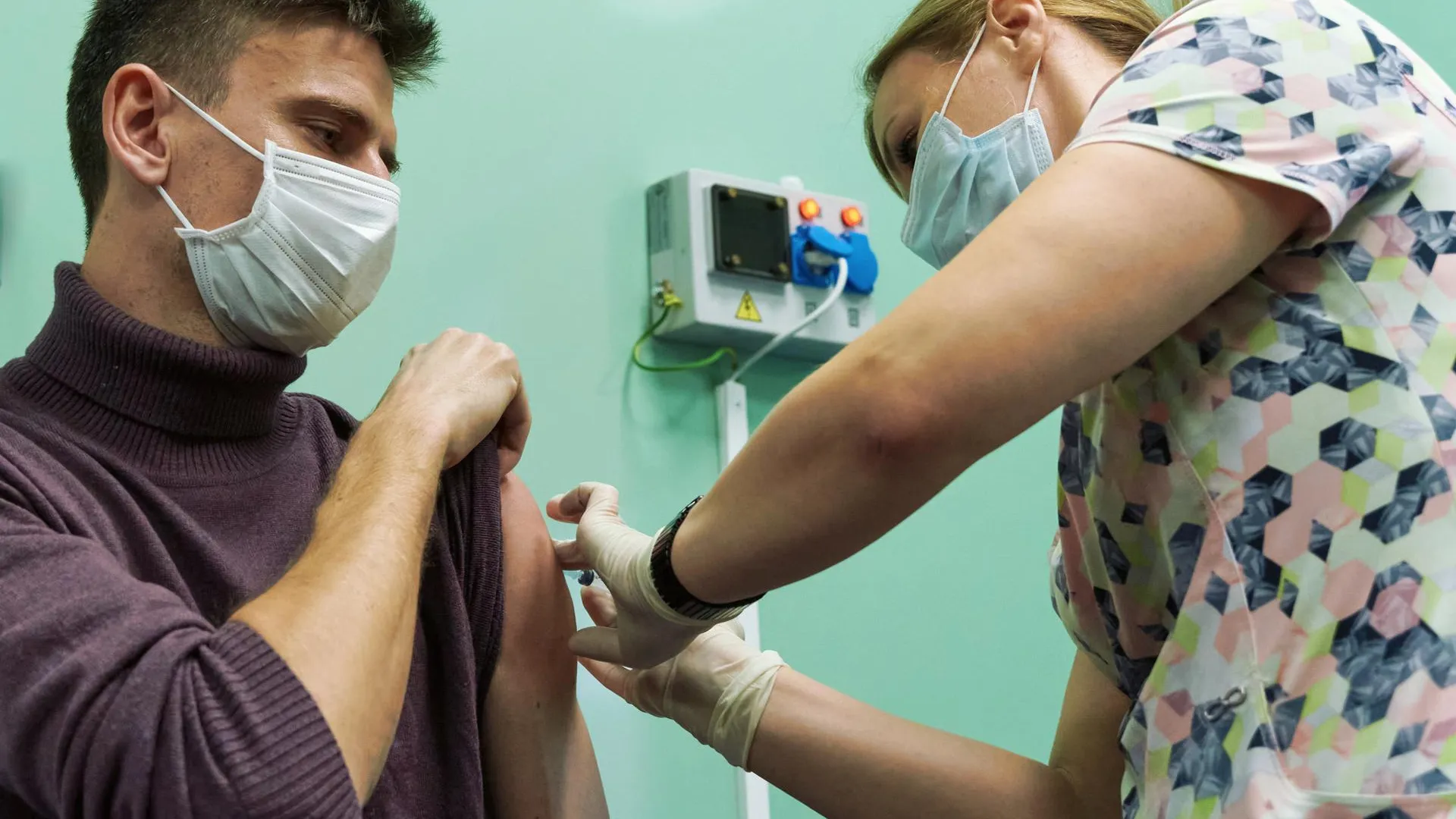 «Сделал – и ничего страшного»: доброволец о своем опыте вакцинации от COVID‑19