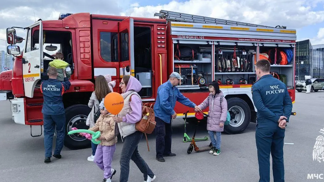 В Кемерове пожарные устроили праздничную выставку