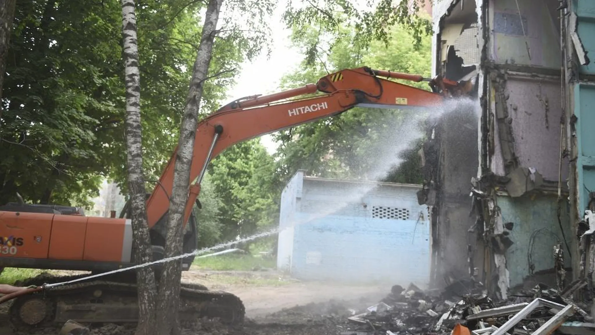 Подрядчик завершает снос старого здания на улице Школьная в Подольске |  РИАМО