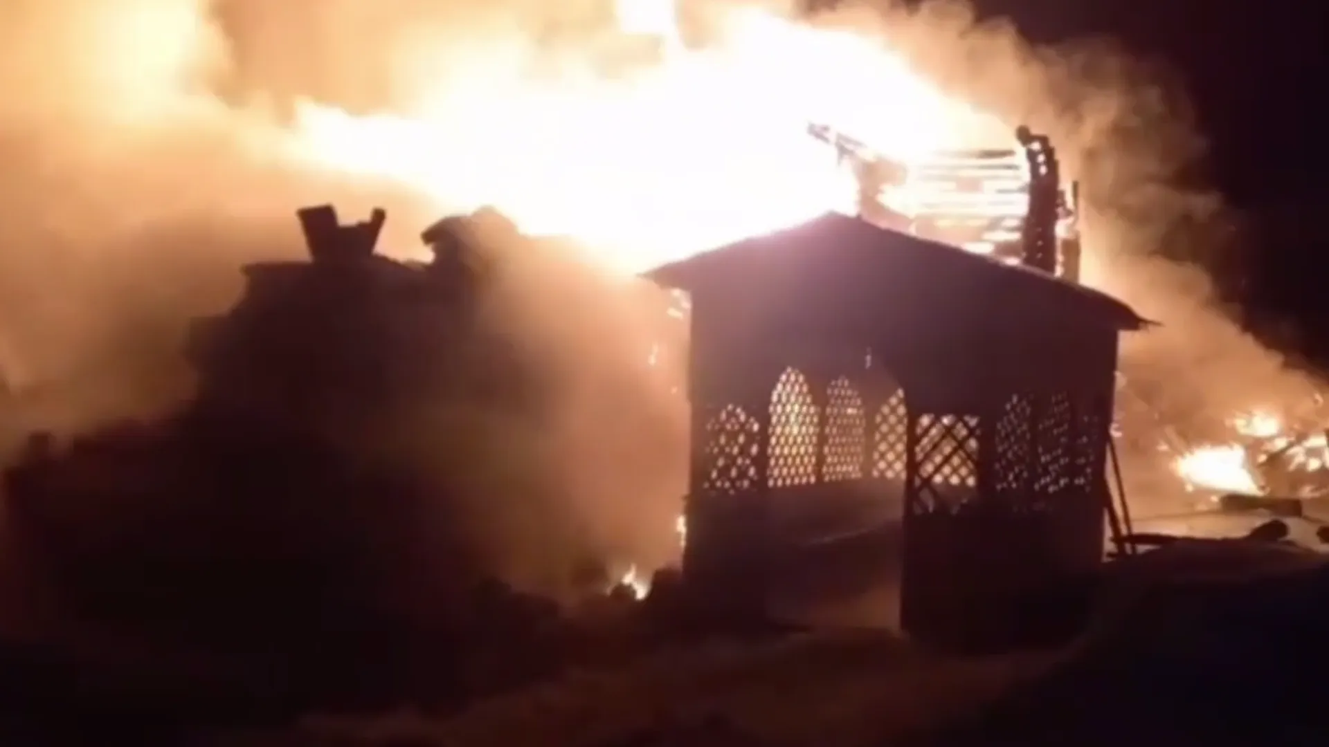 Купол охваченного пламенем храма обрушился в Омской области