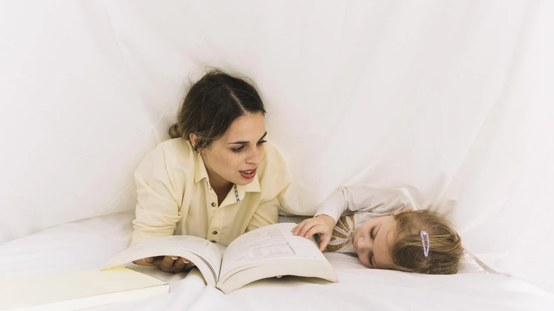 Психотерапевт ответил, почему детям нужно читать сказки