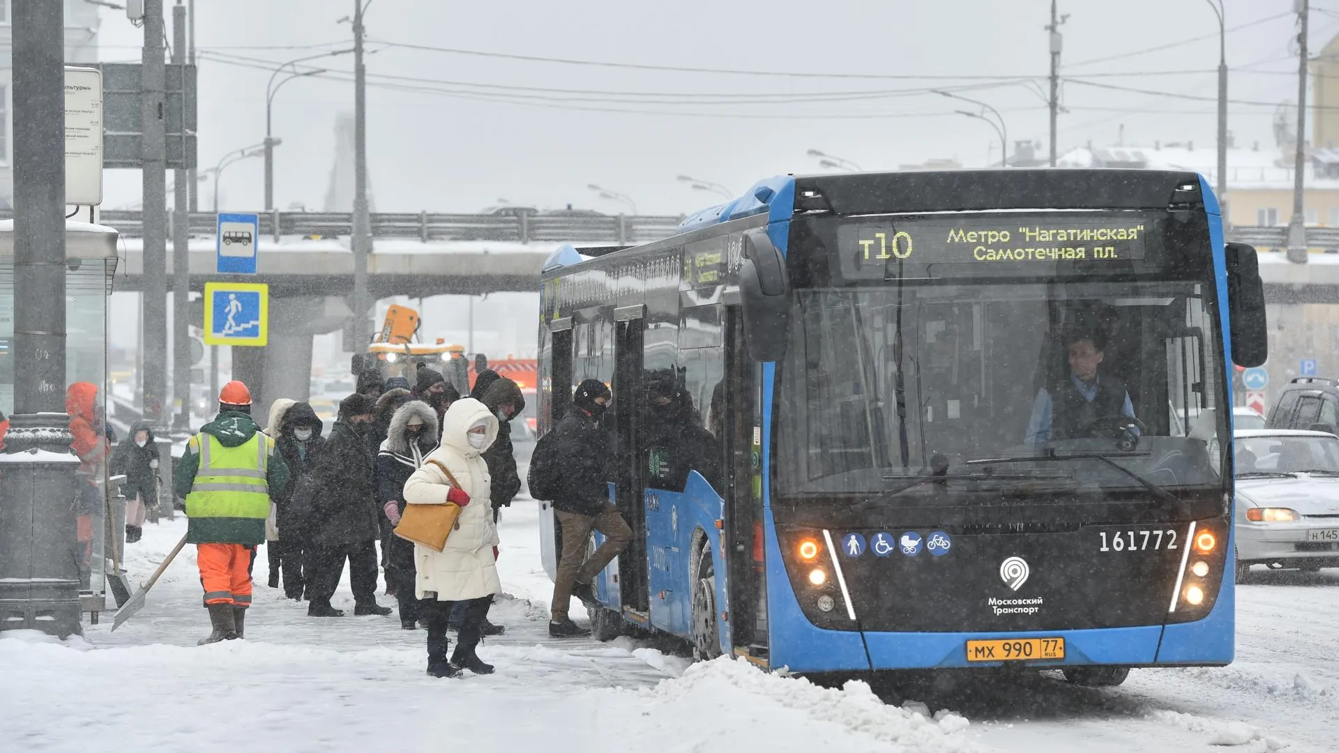 Москвичам посоветовали пользоваться общественным транспортом из‑за непогоды