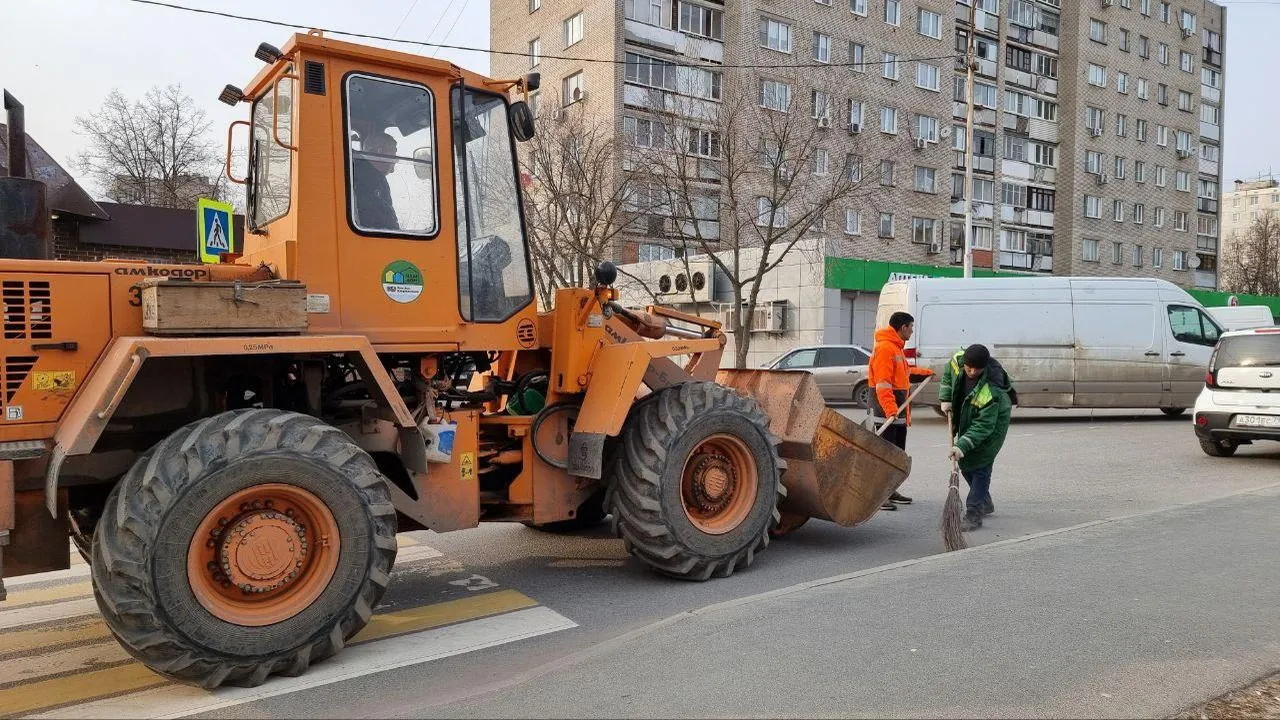 В Дзержинском стартовала весенняя уборка автодорог