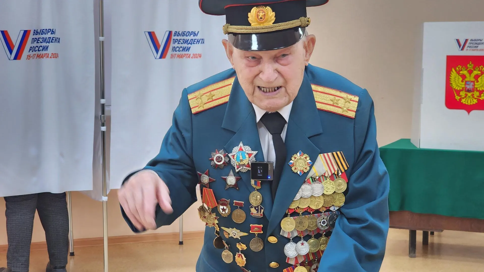 На избирательном участке Королева проголосовал 105‑летний ветеран ВОВ Николай Багаев
