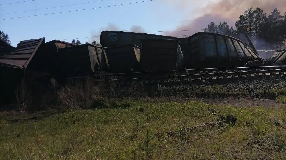 112: грузовой поезд сошел с рельсов в Амурской области