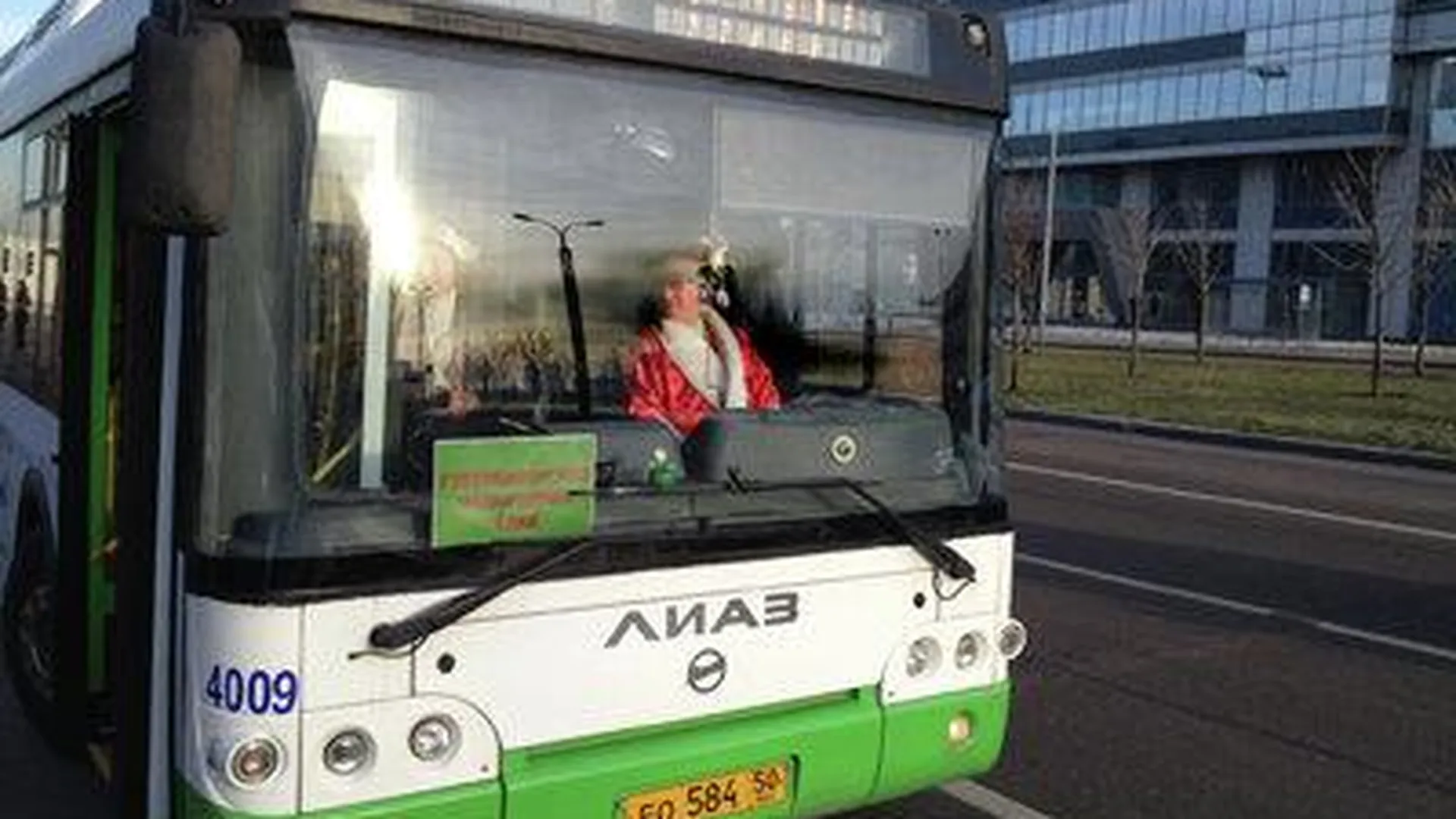 Водители автобусов во вторник вышли на работу в костюмах Дедов Морозов