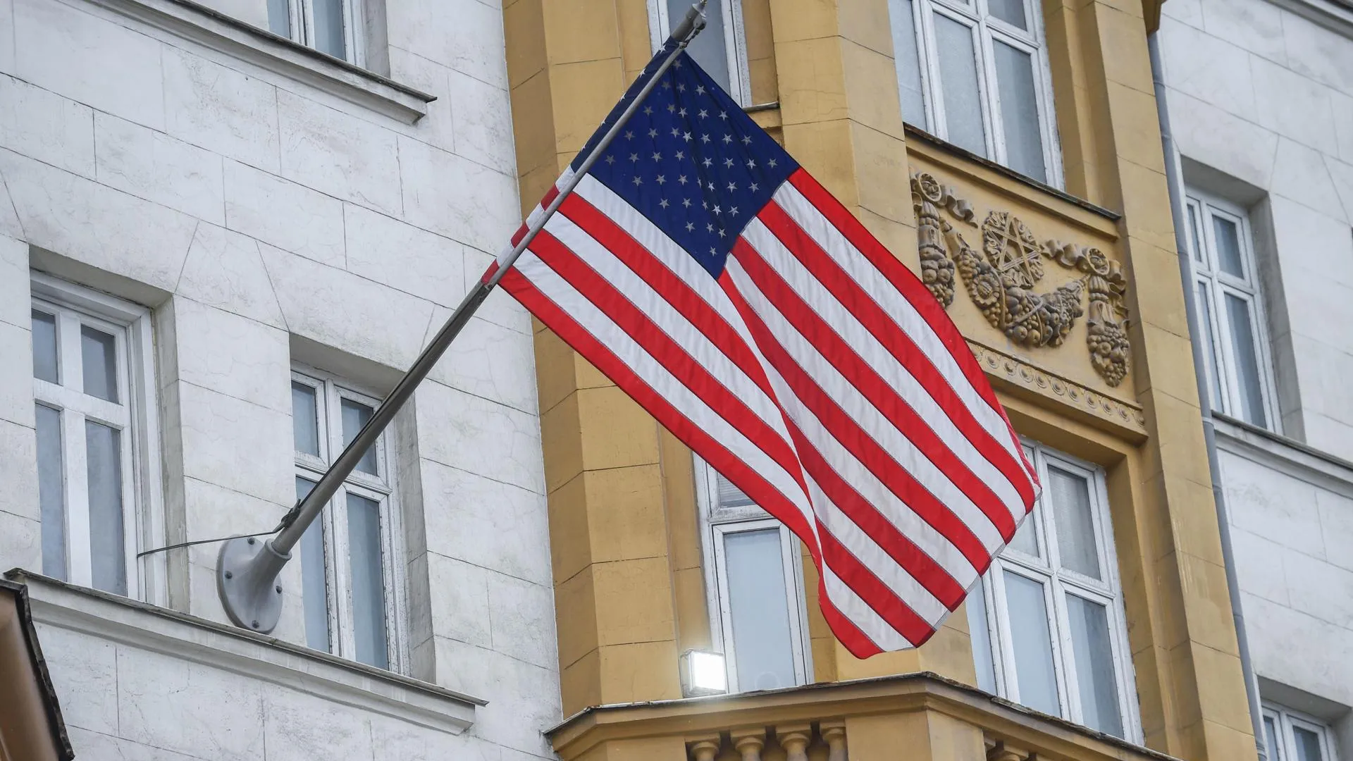 Депутат Пискарев назвал поздравление посольства США вмешательством в дела РФ