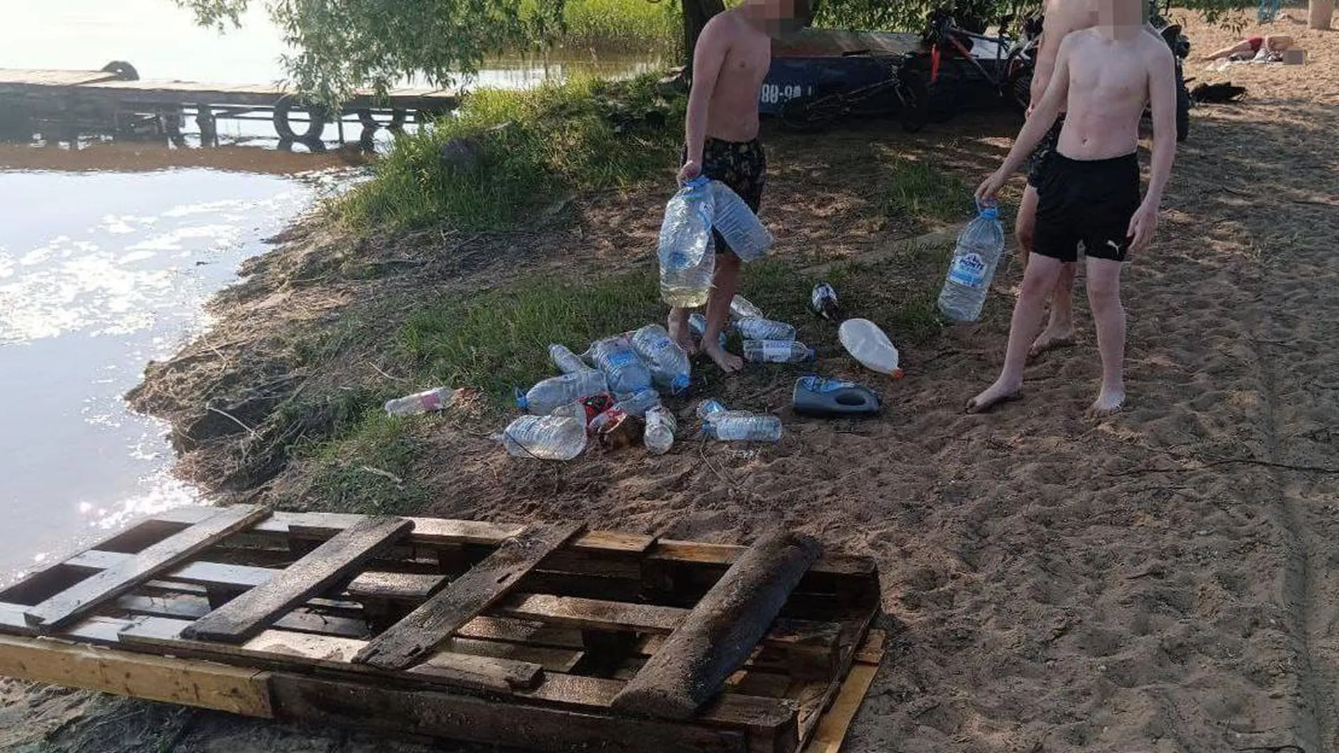 Спасатели эвакуировали на берег детей, дрейфующих на плоту по Иваньковскому водохранилищу