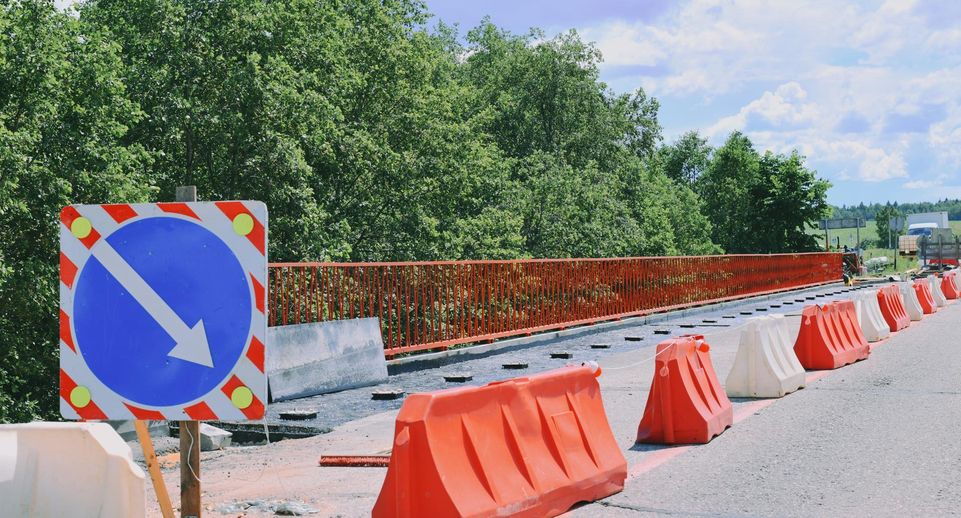 В Щелкове вблизи деревни Хлепетово идет ремонт пешеходной части моста
