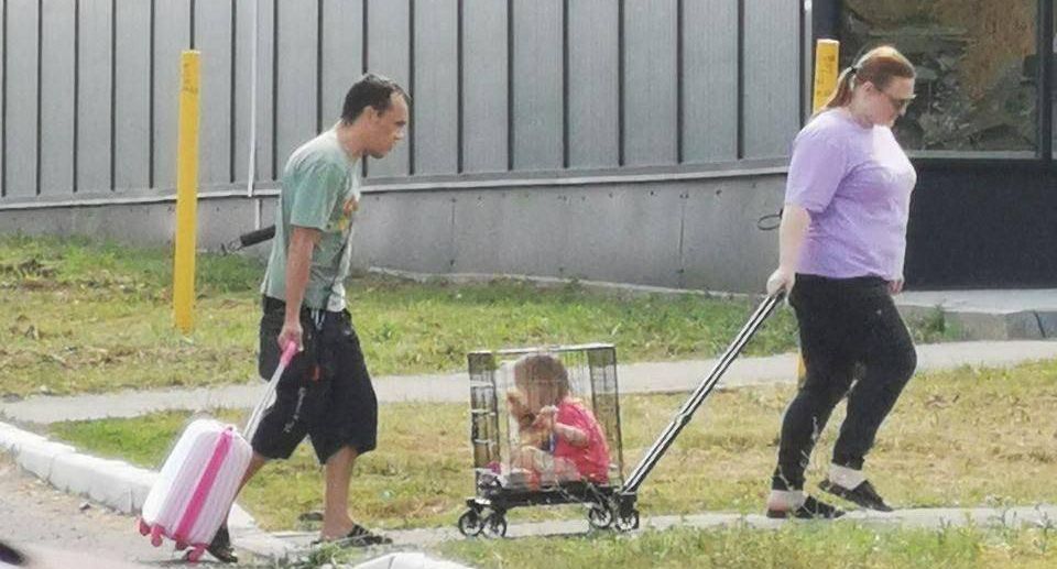 Baza: молодые родители выгуливали ребенка в клетке на колесиках в Оренбурге