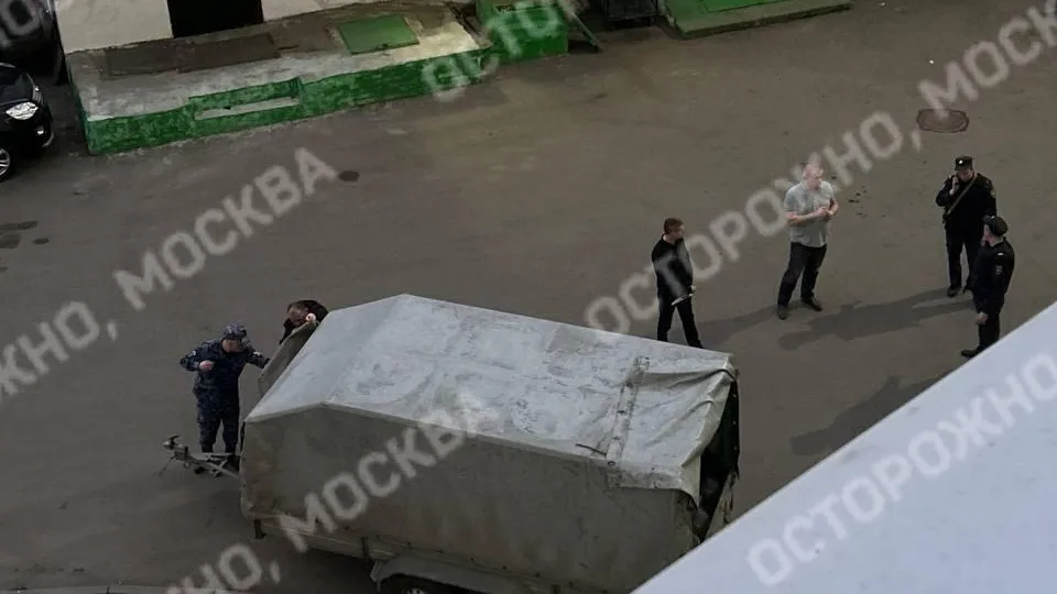 Территорию общежития МГУ в Москве оцепили из-за подозрительного прицепа