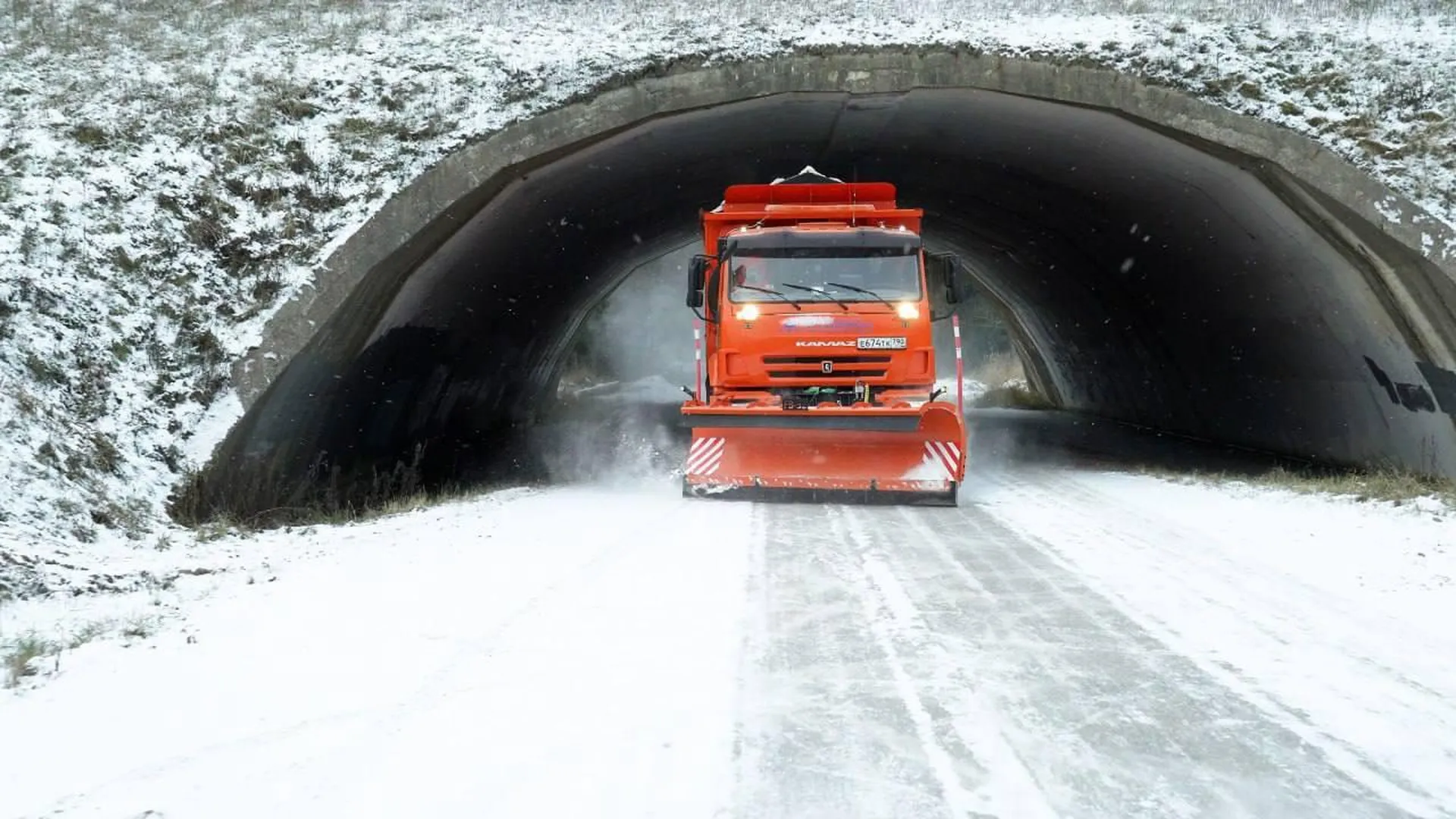 Дорожные службы Подмосковья ликвидируют последствия снегопада