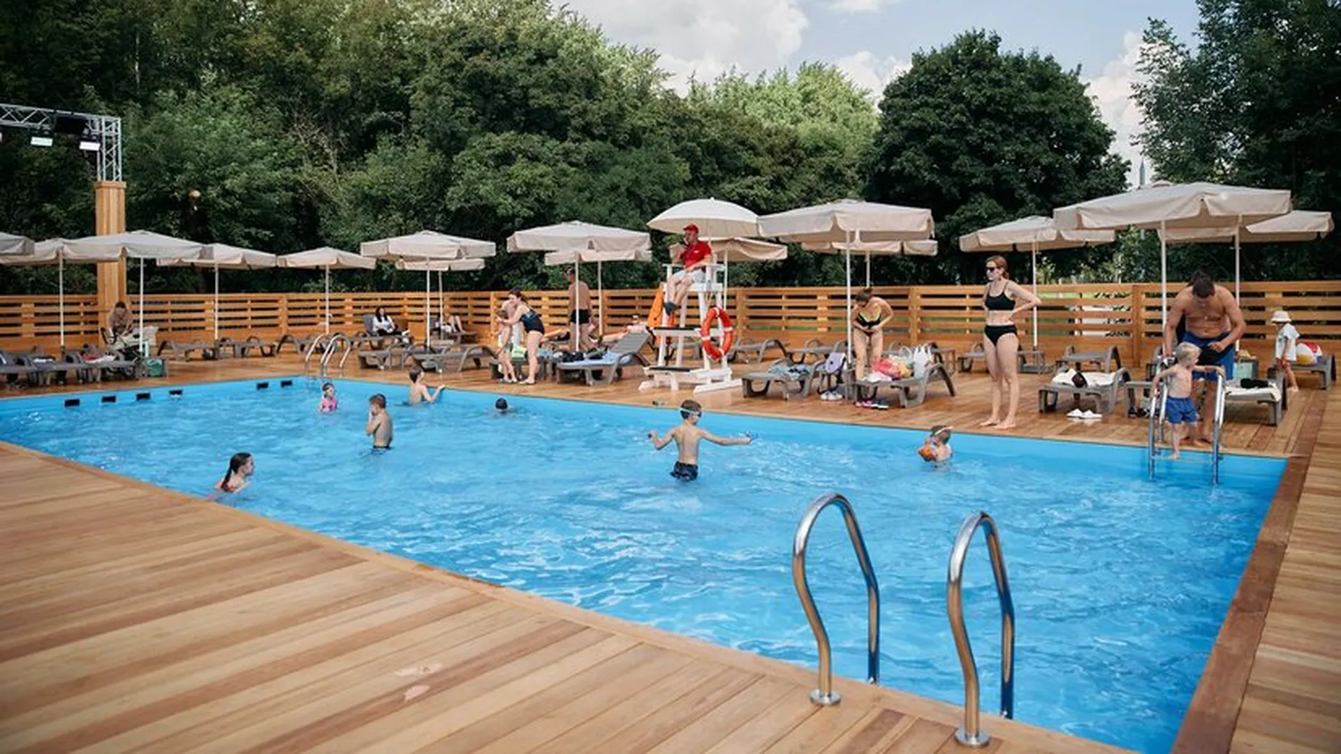 Более 20 бассейнов под открытым небом будут работать в Москве летом