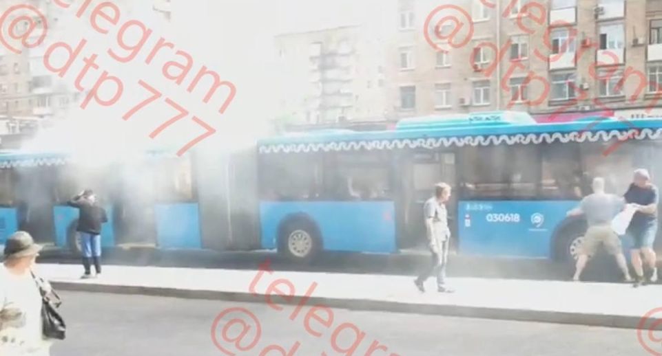Автобус задымился возле станции метро «Алексеевская» в Москве