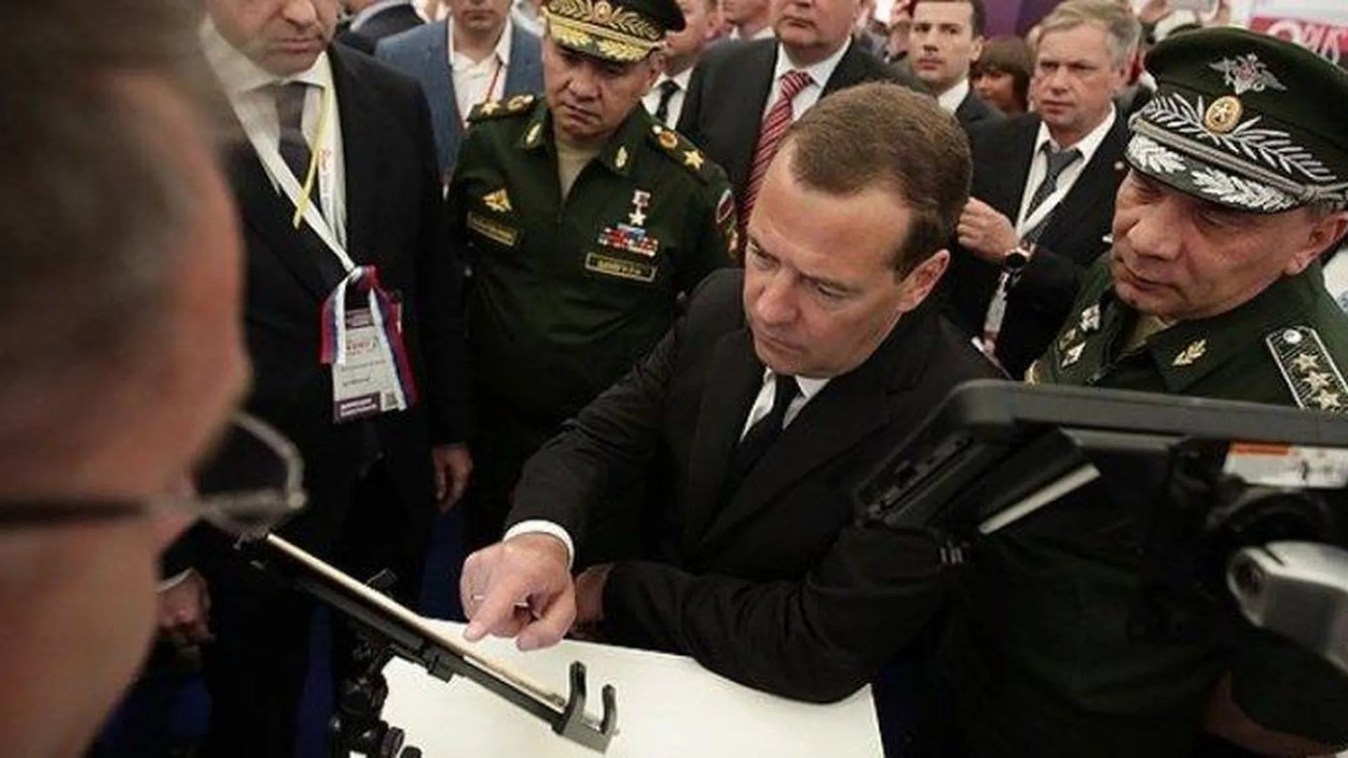 Специалисты МФТИ из Долгопрудного представили Медведеву планшет летчика