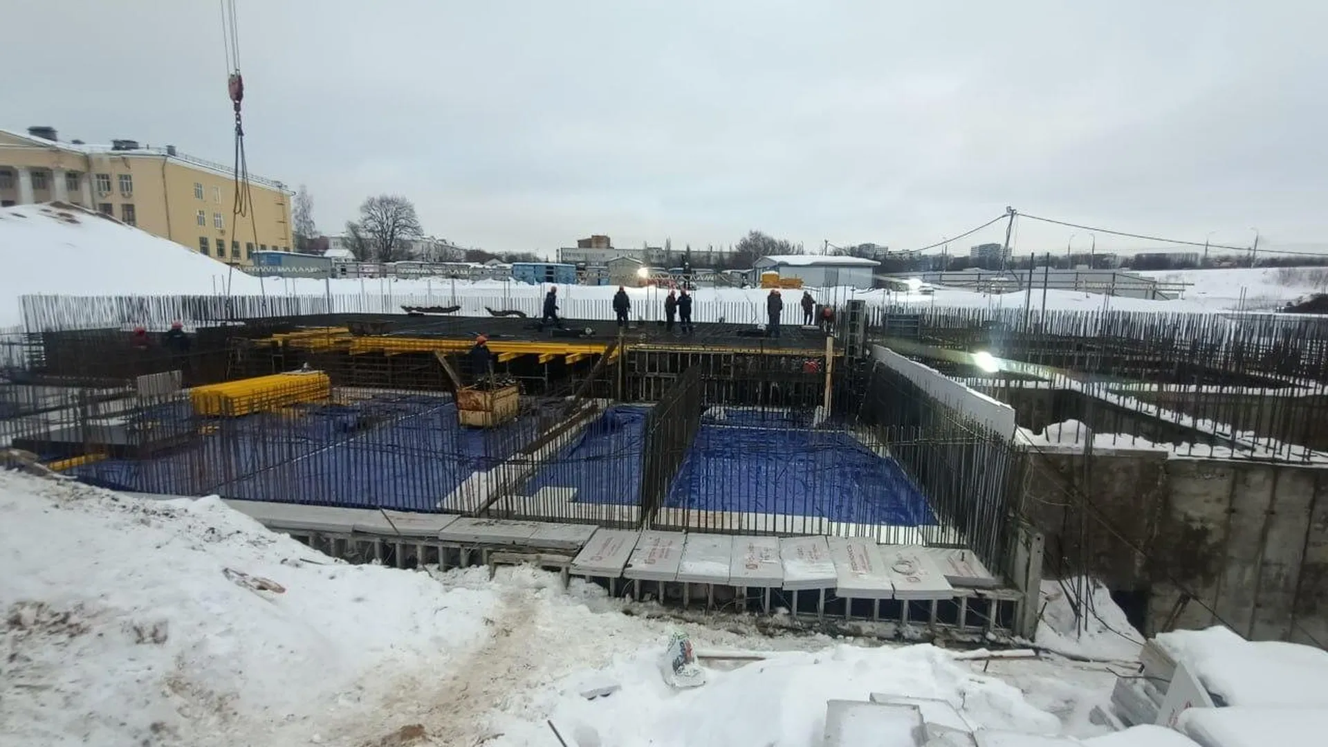 Продолжаются работы по реконструкции стадиона «Торпедо» в Подмосковье
