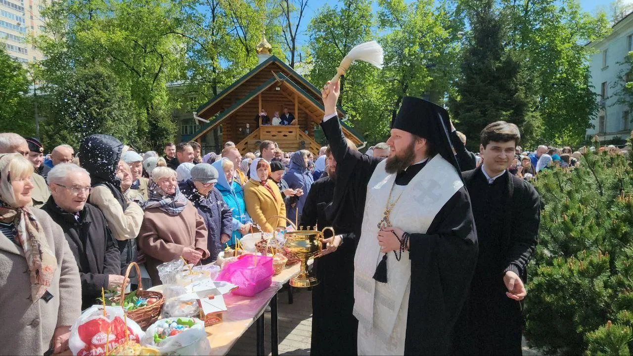 В люберецких храмах освятили пасхи и куличи