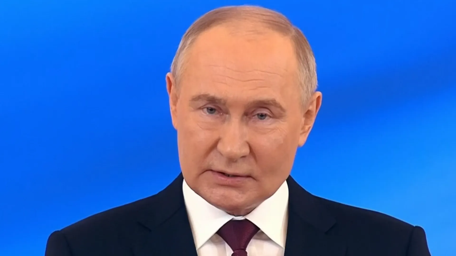Путин: хочу поклониться всем, кто сражается за Отечество