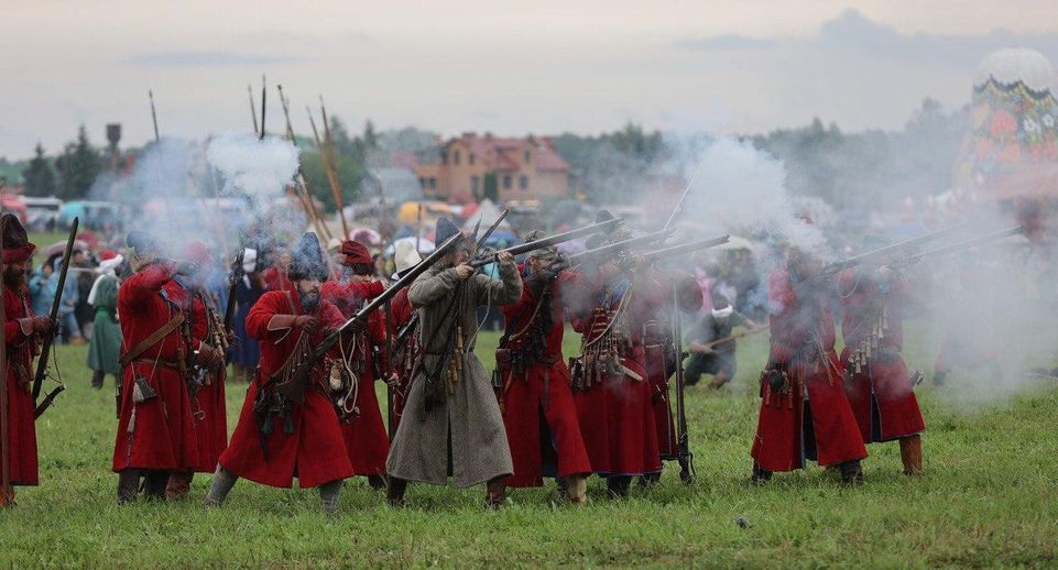 Около 200 человек реконструировали сражение на фестивале «Гуляй Город» в Чехове