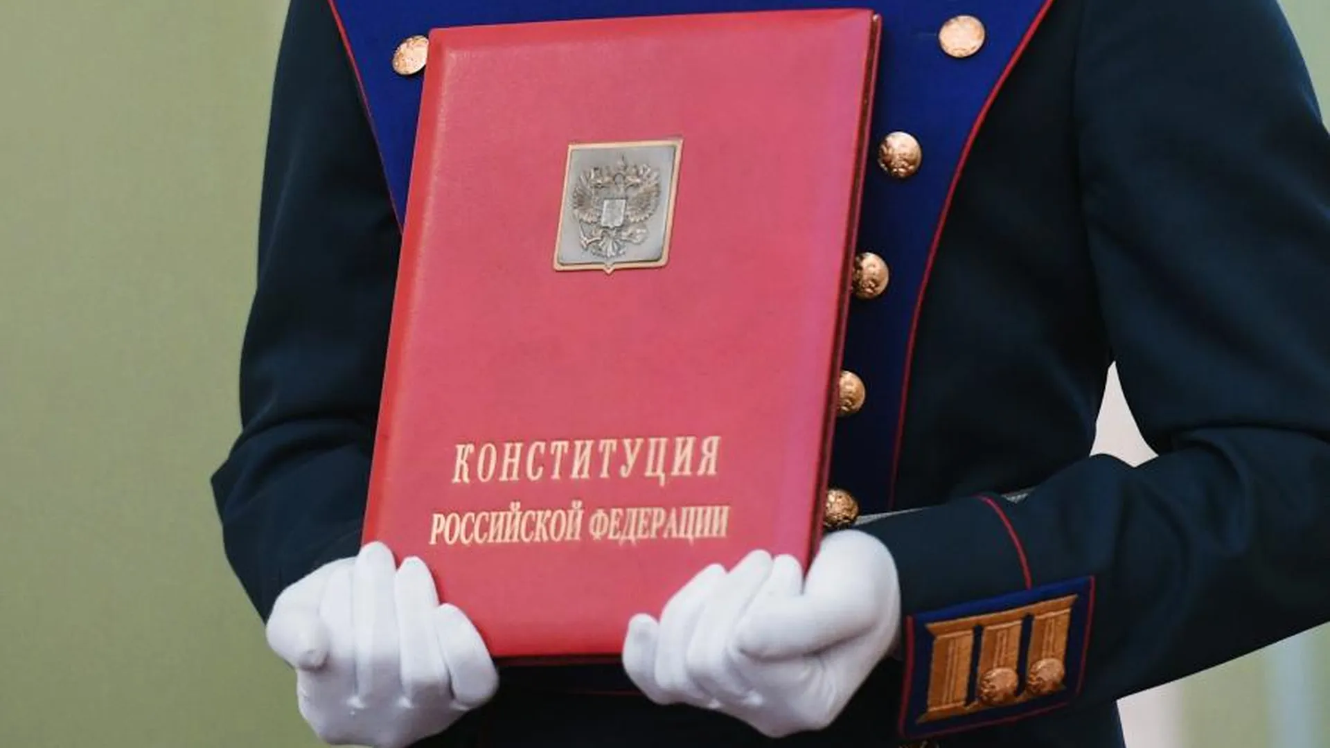 Солдаты Президентского полка вносят специальный экземпляр Конституции РФ на церемонии инаугурации президента РФ Владимира Путина в Кремле